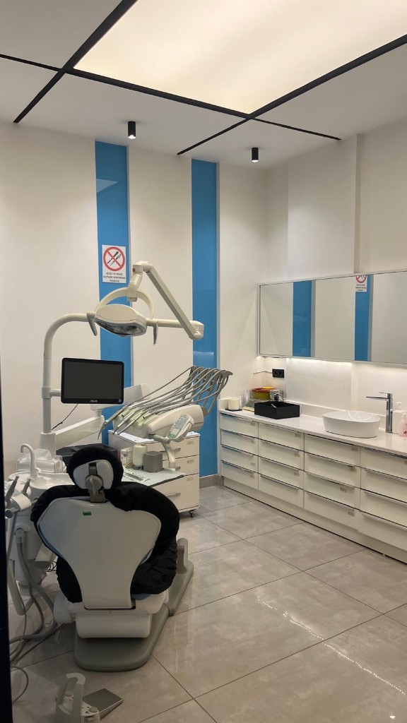 Klinik girişi, bekleme alanı ve aydınlık iç mekân